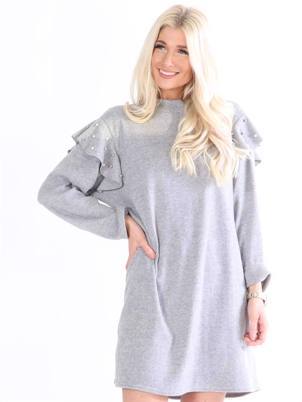 Linda - Blød kjole med perler og flæser